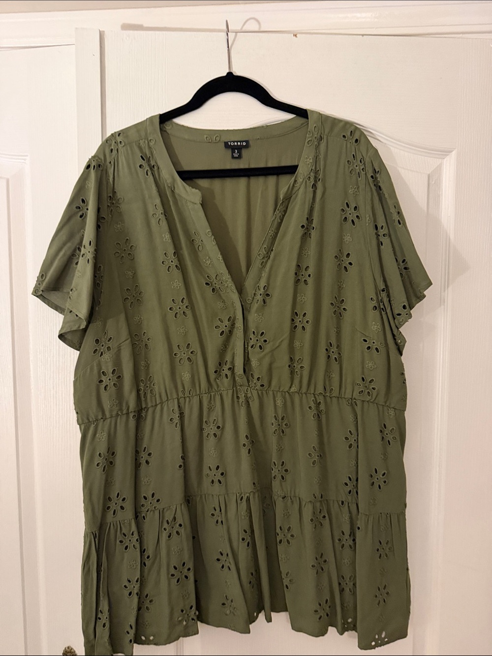 torrid Olive Eyelet Tiered V-Neck Tunic Size 3X. EUC. Great transition color.